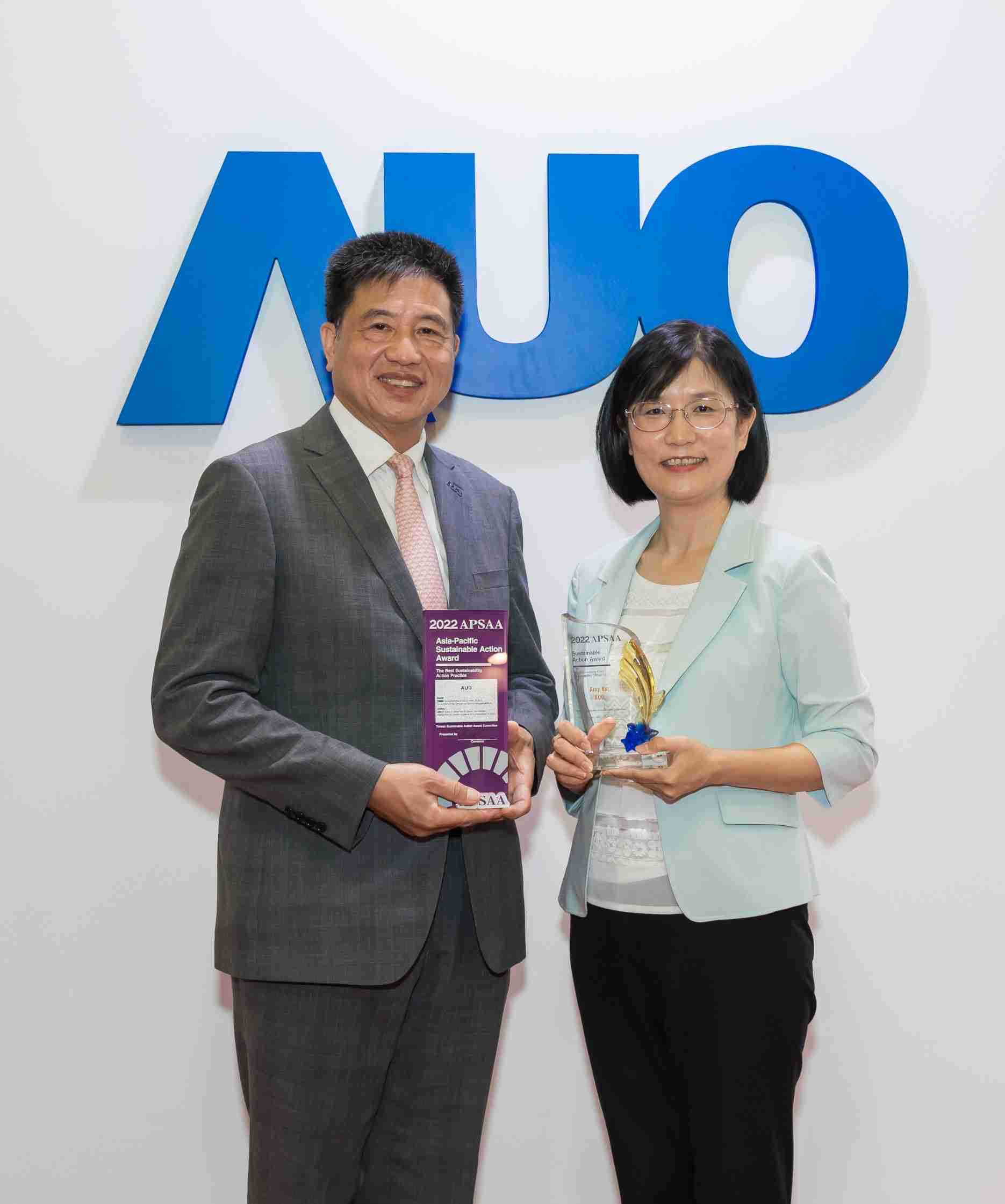 人生就是博长期垫筑永续远景的基石，，，，透过ESG暨气候委员会逐步实践永续策略蓝图。。。。其中，，，人生就是博光电永续长古秀华带领团队、、、制定中长期目标，，，缔造多面向亮眼表现，，获得「顶尖永续长奖」的个人奖殊荣（左：人生就是博光电董事长暨执行长彭双浪，，右：人生就是博光电永续长古秀华）
