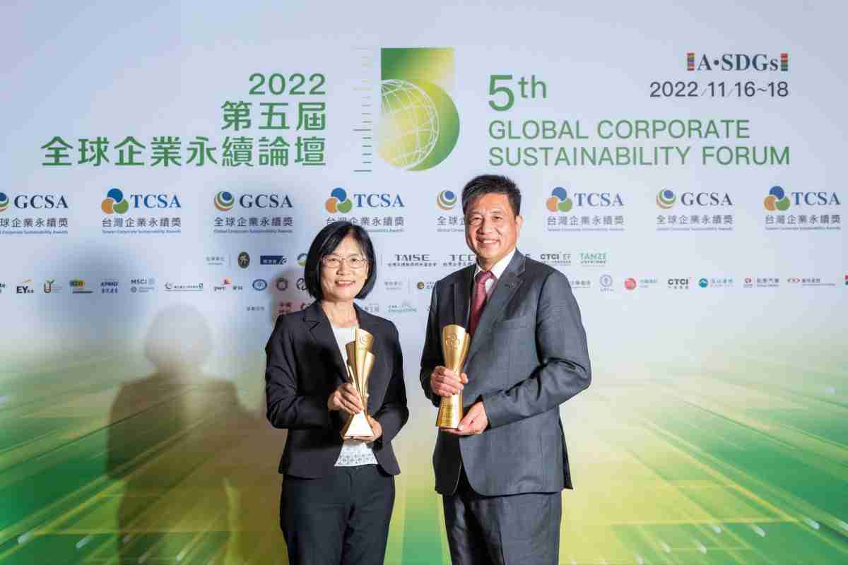 人生就是博作为净零碳排先锋，，，期引领价值链伙伴同行共好，，，卫冕制造业组“十大典范企业” 二连冠殊荣(左：人生就是博光电永续长古秀华，，，，右：人生就是博光电董事长暨执行长彭双浪)