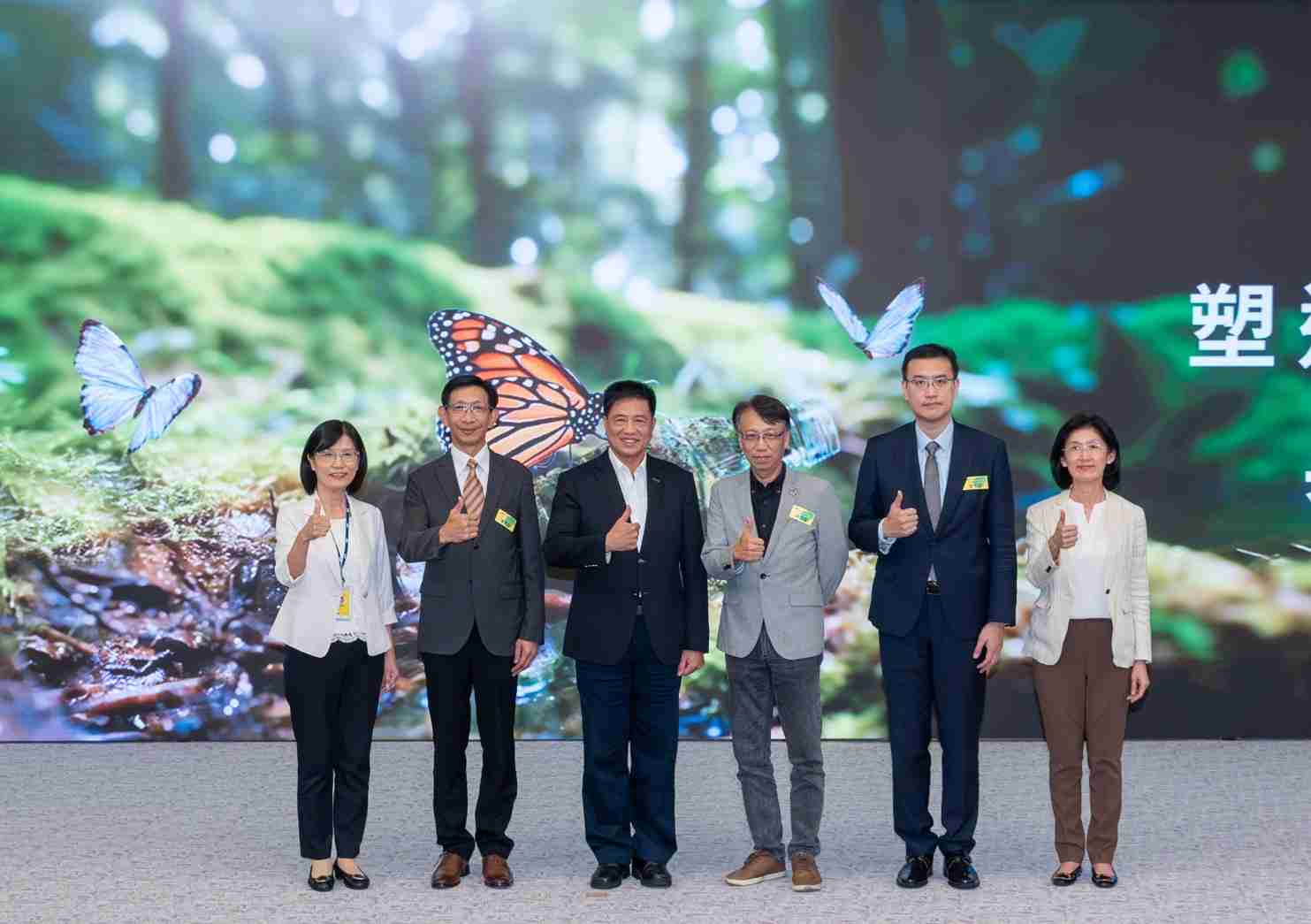 友達2023 CSR共榮大會，，，，邀請領域專家分享交流生物多樣性管理趨勢、、無塑產品、、海廢永續塑料等議題  （圖左到右：友達光電永續長古秀華、、、、3M台灣技術長陳君杰、、友達光電董事長暨集團策略長彭双浪、、光寶科技企業永續發展處處長陳慶暉、、安永聯合會計師事務所執業會計師曾于哲、、、友達光電供應鏈總部副總經理吳宜芳）