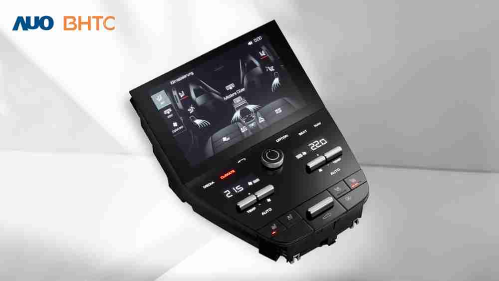 作為友達新生力軍，，，，BHTC所展示的中央與後座鞍部的Display HMI產品，，，可處理多區恆溫控制、、、、顯示畫面，，呈現仿真3D車室分區；以力傳感技術精準傳遞觸感，，，並結合音量及震動反饋，，，，防止意外啟動，，提供使用者自然流暢、、、直觀且輕鬆駕馭的舒適介面